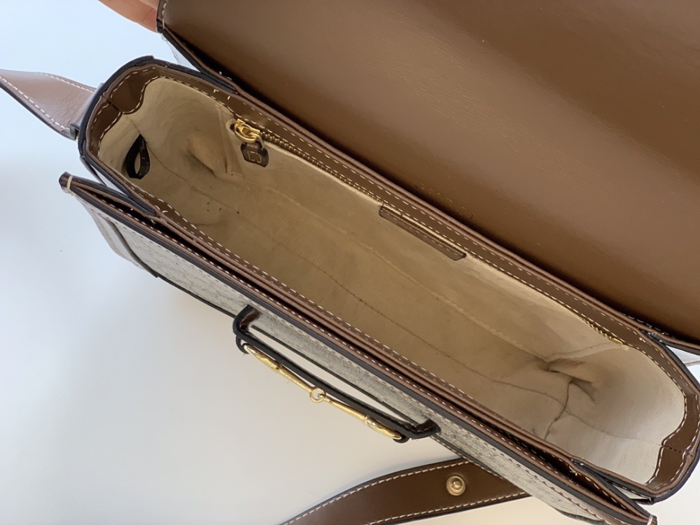 The Gucci Horsebit 1955 series medium saddle bag is also the most classic and evergreen model in the 1955 series.