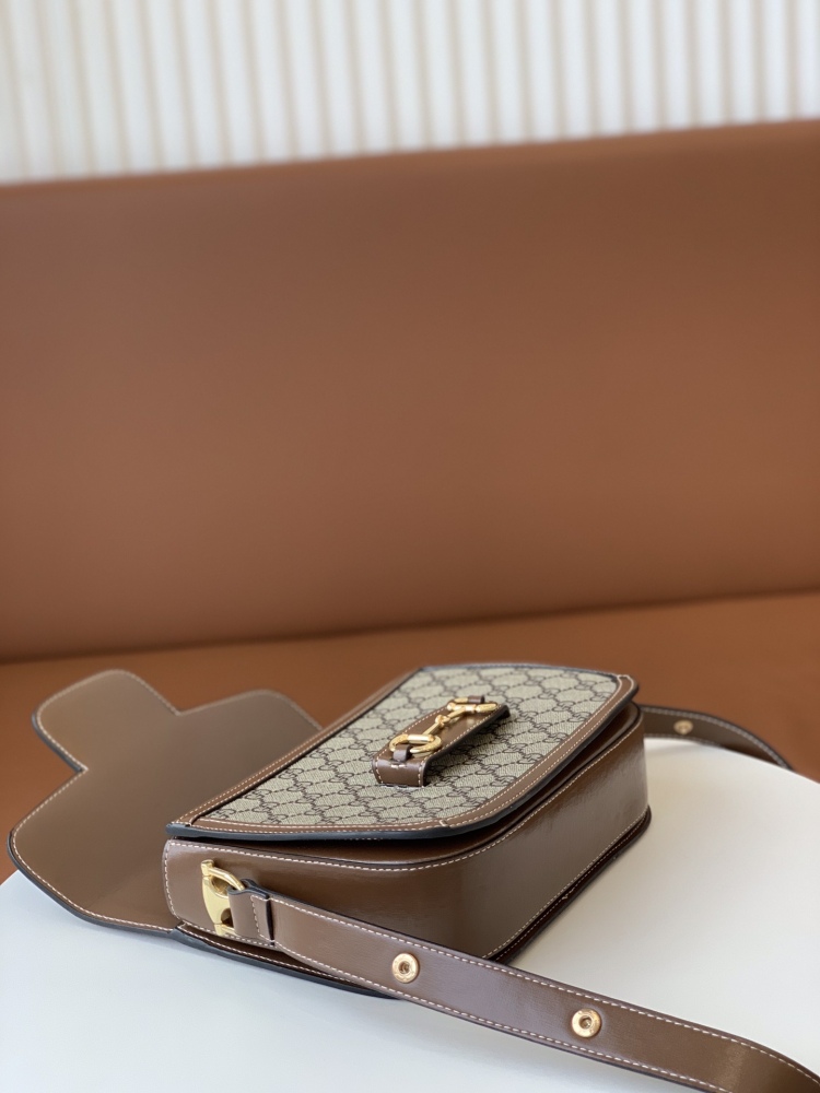 The Gucci Horsebit 1955 series medium saddle bag is also the most classic and evergreen model in the 1955 series.