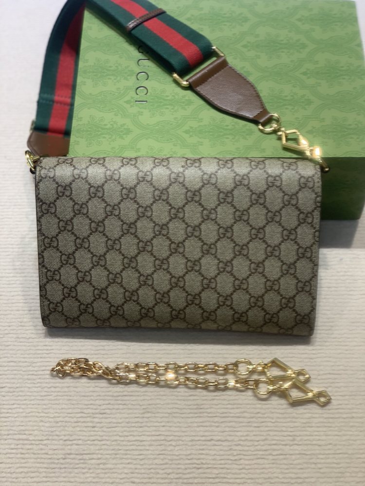 The Gucci Horsebit 1955 series double-strap WOC/clutch bag is a popular style in the 1955 series that combines practicality and fashion.