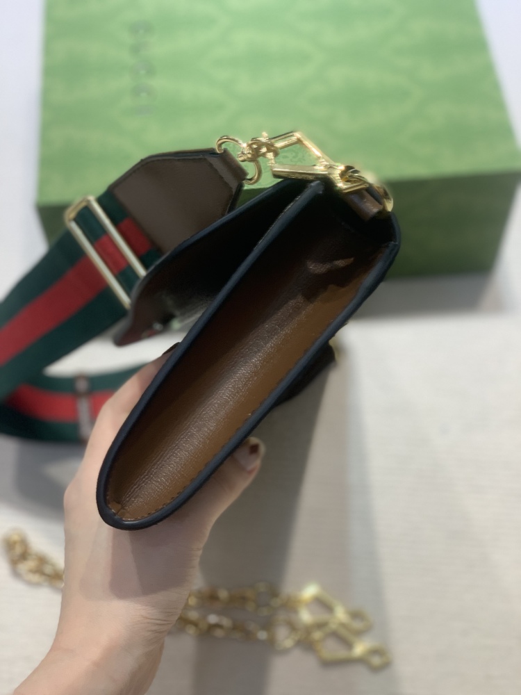 The Gucci Horsebit 1955 series double-strap WOC/clutch bag is a popular style in the 1955 series that combines practicality and fashion.