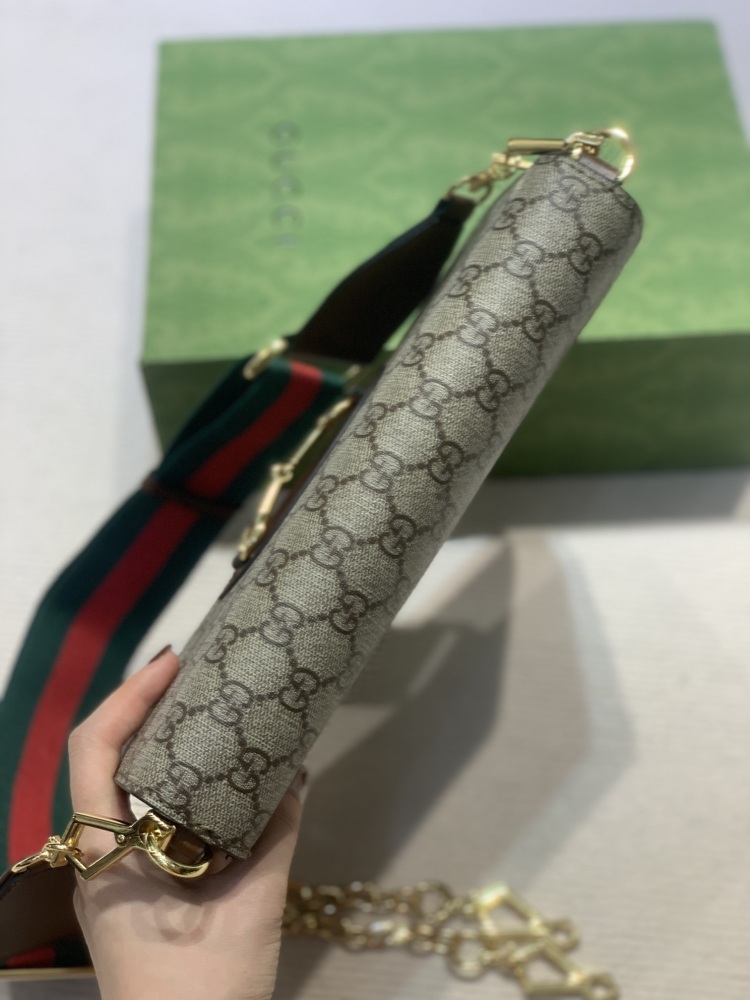 The Gucci Horsebit 1955 series double-strap WOC/clutch bag is a popular style in the 1955 series that combines practicality and fashion.