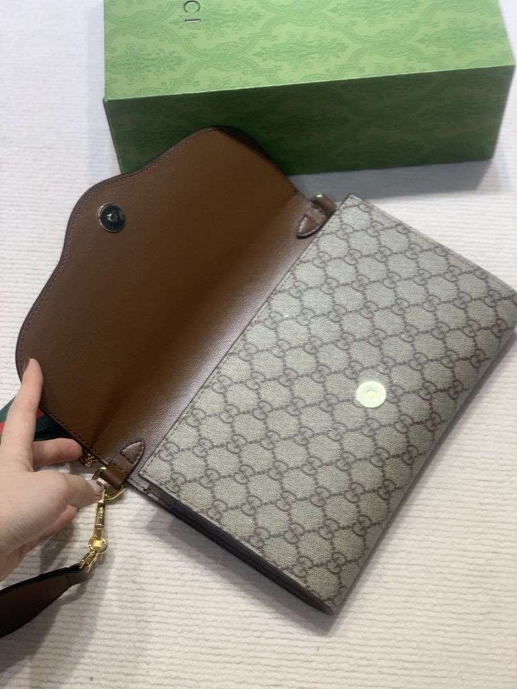 The Gucci Horsebit 1955 series double-strap WOC/clutch bag is a popular style in the 1955 series that combines practicality and fashion.