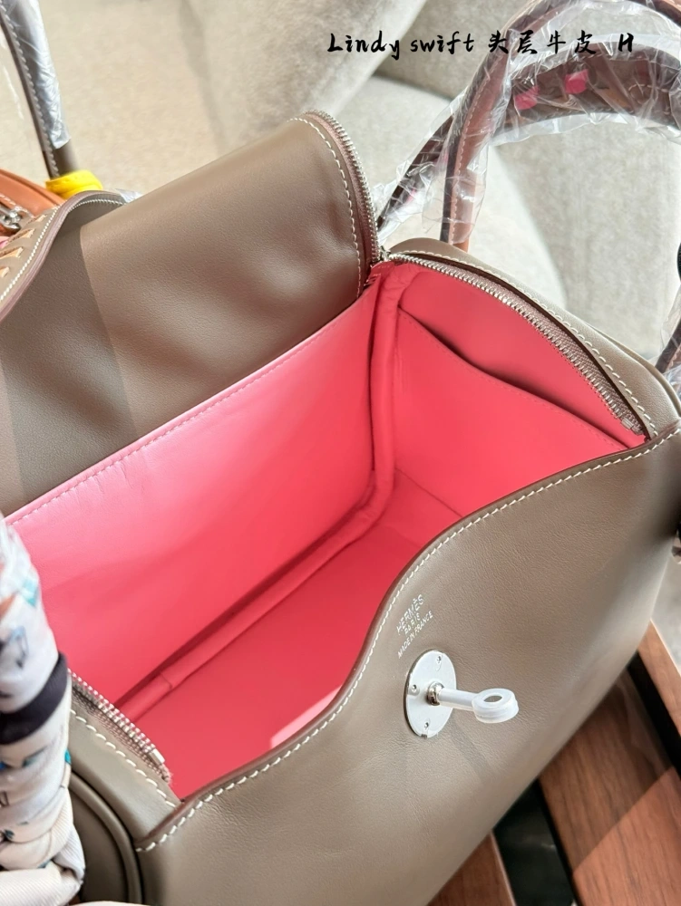 Hermes Lindy26 has many colors in stock! Since its launch, Lindy has established itself as a classic of modern H! It was once hailed as the most elegant bag of the H family, almost owned by celebrity fashionistas, and is also a bag that easily appear...