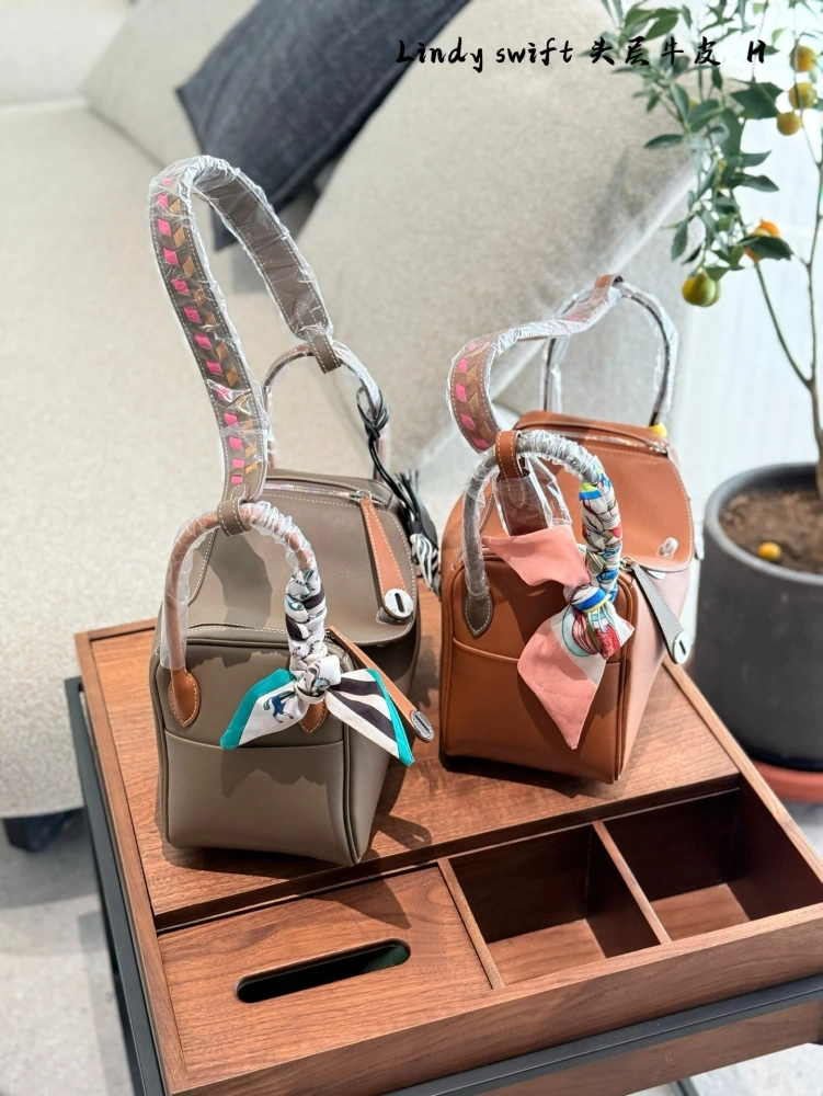 Hermes Lindy26 has many colors in stock! Since its launch, Lindy has established itself as a classic of modern H! It was once hailed as the most elegant bag of the H family, almost owned by celebrity fashionistas, and is also a bag that easily appear...