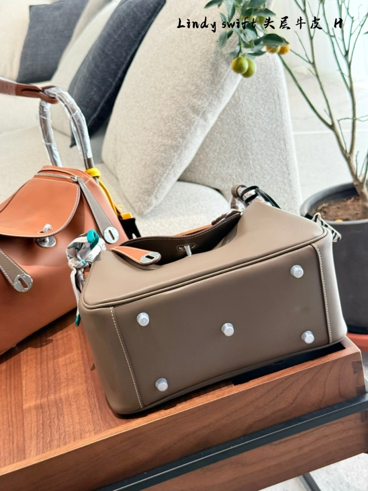 Hermes Lindy26 has many colors in stock! Since its launch, Lindy has established itself as a classic of modern H! It was once hailed as the most elegant bag of the H family, almost owned by celebrity fashionistas, and is also a bag that easily appear...