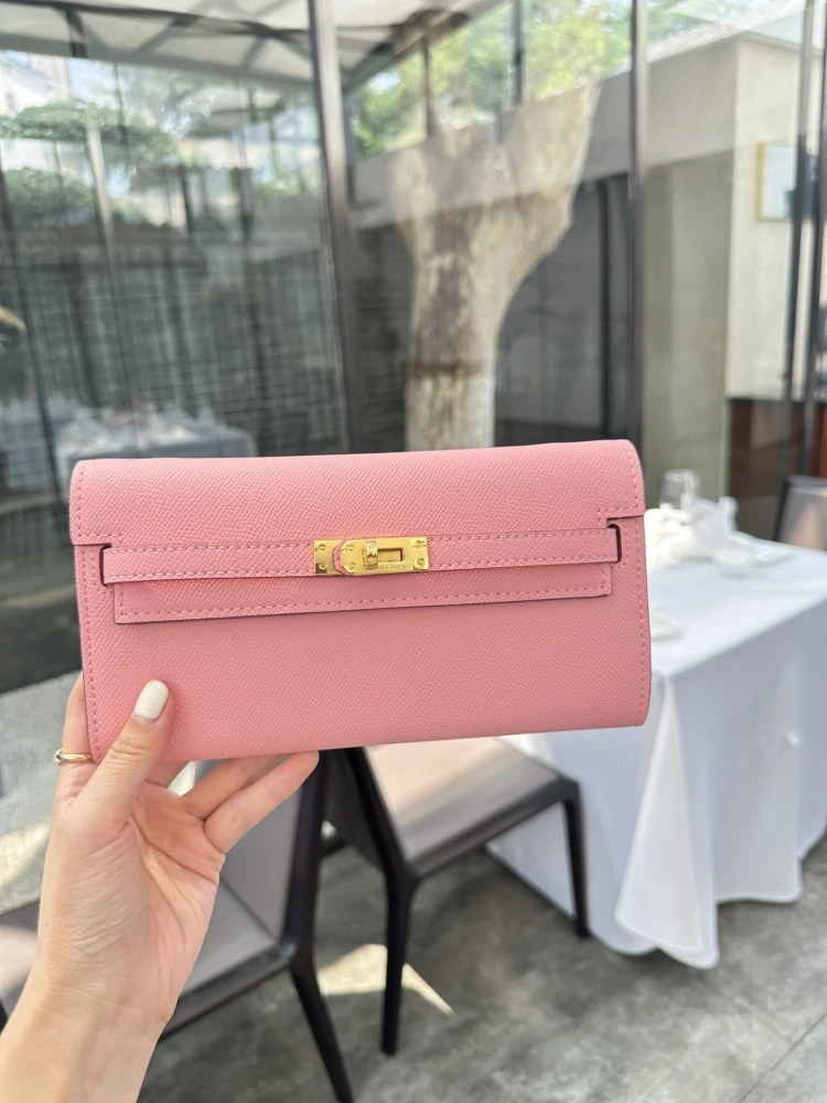 P235 Cowhide Full Package Upgraded Edition Hermes Kelly Wallet DIY Same Leather Belt Hermes Kelly wallet. The matching contract belt instantly transforms into a small bag V, which is super cute and beautiful. The wallet can hold a large phone. You ca...
