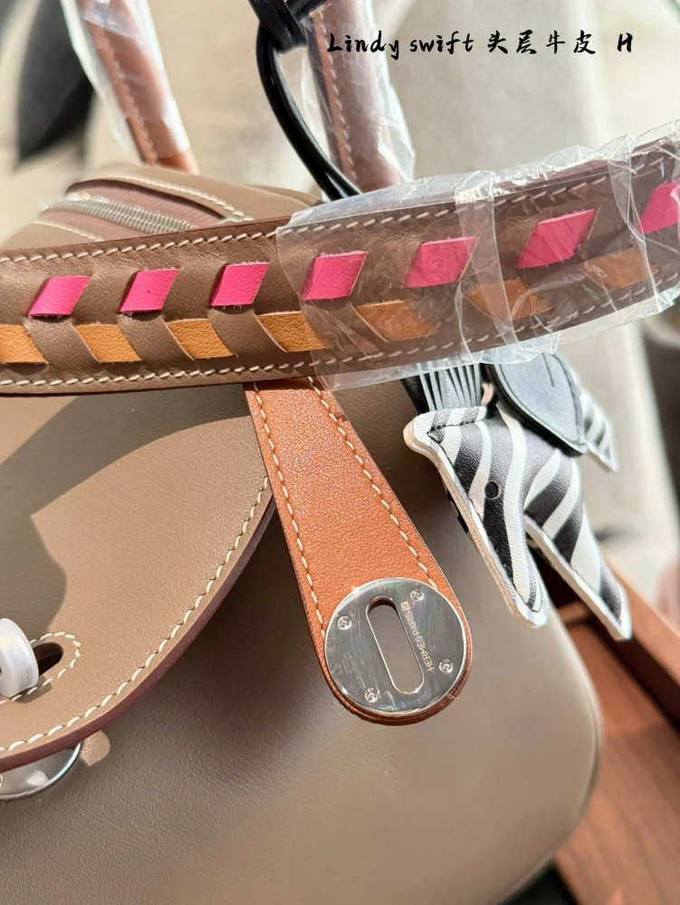 Hermes Lindy26 has many colors in stock! Since its launch, Lindy has established itself as a classic of modern H! It was once hailed as the most elegant bag of the H family, almost owned by celebrity fashionistas, and is also a bag that easily appear...