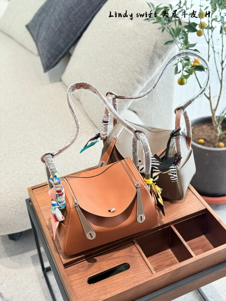 Hermes Lindy26 has many colors in stock! Since its launch, Lindy has established itself as a classic of modern H! It was once hailed as the most elegant bag of the H family, almost owned by celebrity fashionistas, and is also a bag that easily appear...