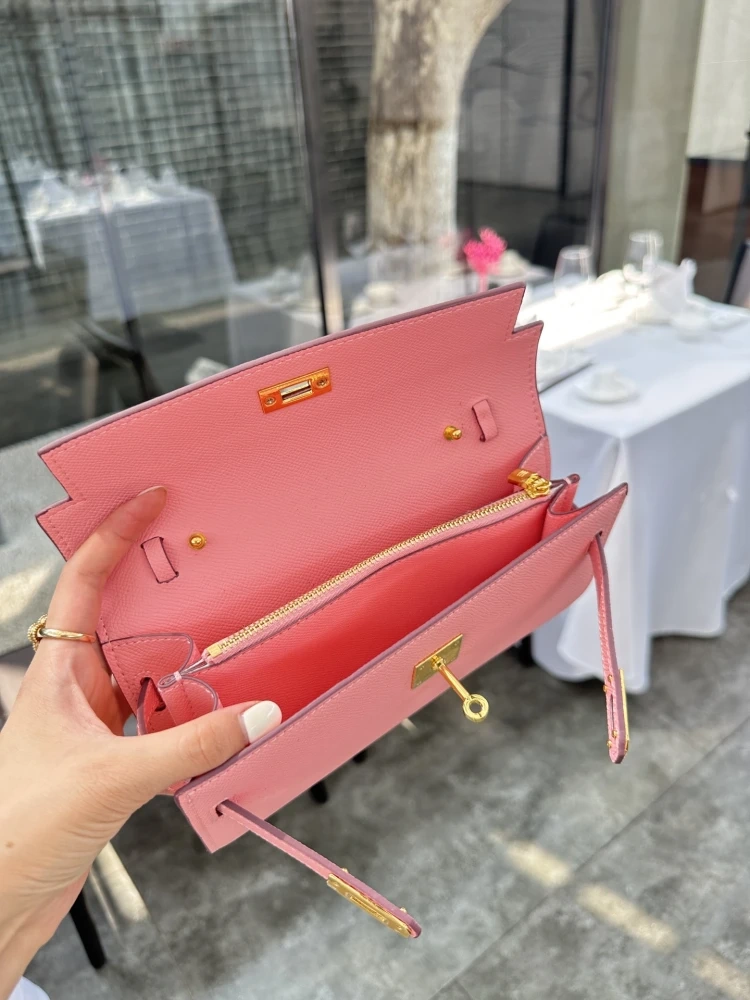 P235 Cowhide Full Package Upgraded Edition Hermes Kelly Wallet DIY Same Leather Belt Hermes Kelly wallet. The matching contract belt instantly transforms into a small bag V, which is super cute and beautiful. The wallet can hold a large phone. You ca...