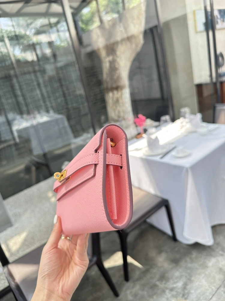 P235 Cowhide Full Package Upgraded Edition Hermes Kelly Wallet DIY Same Leather Belt Hermes Kelly wallet. The matching contract belt instantly transforms into a small bag V, which is super cute and beautiful. The wallet can hold a large phone. You ca...