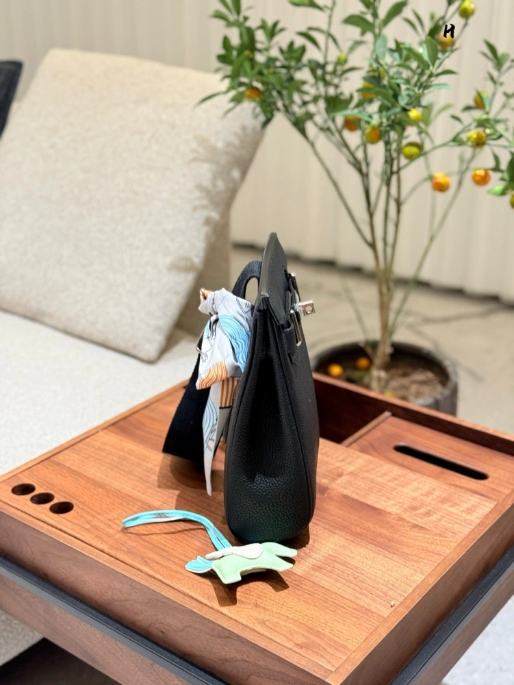 p335 Fashion item | Hermes bag I didn't know the fragrance of Hermes when I was young Hermes chest bag I really like it more and more now They are all bags suitable for going out on the street Easy to match all year round I feel that men's backs are ...