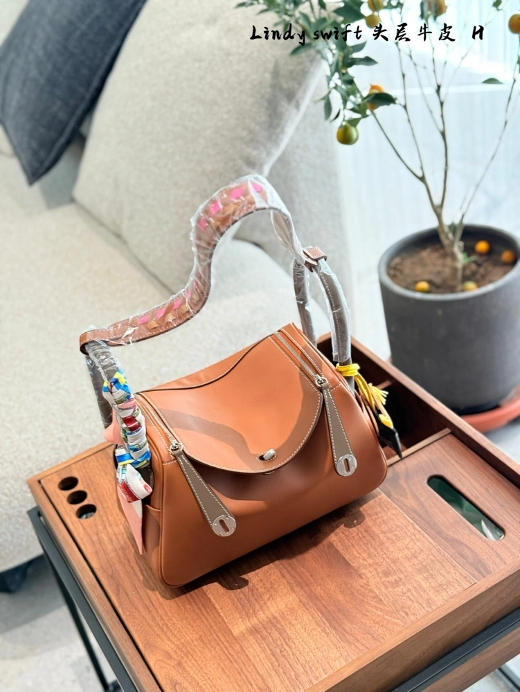 Hermes Lindy26 has many colors in stock! Since its launch, Lindy has established itself as a classic of modern H! It was once hailed as the most elegant bag of the H family, almost owned by celebrity fashionistas, and is also a bag that easily appear...