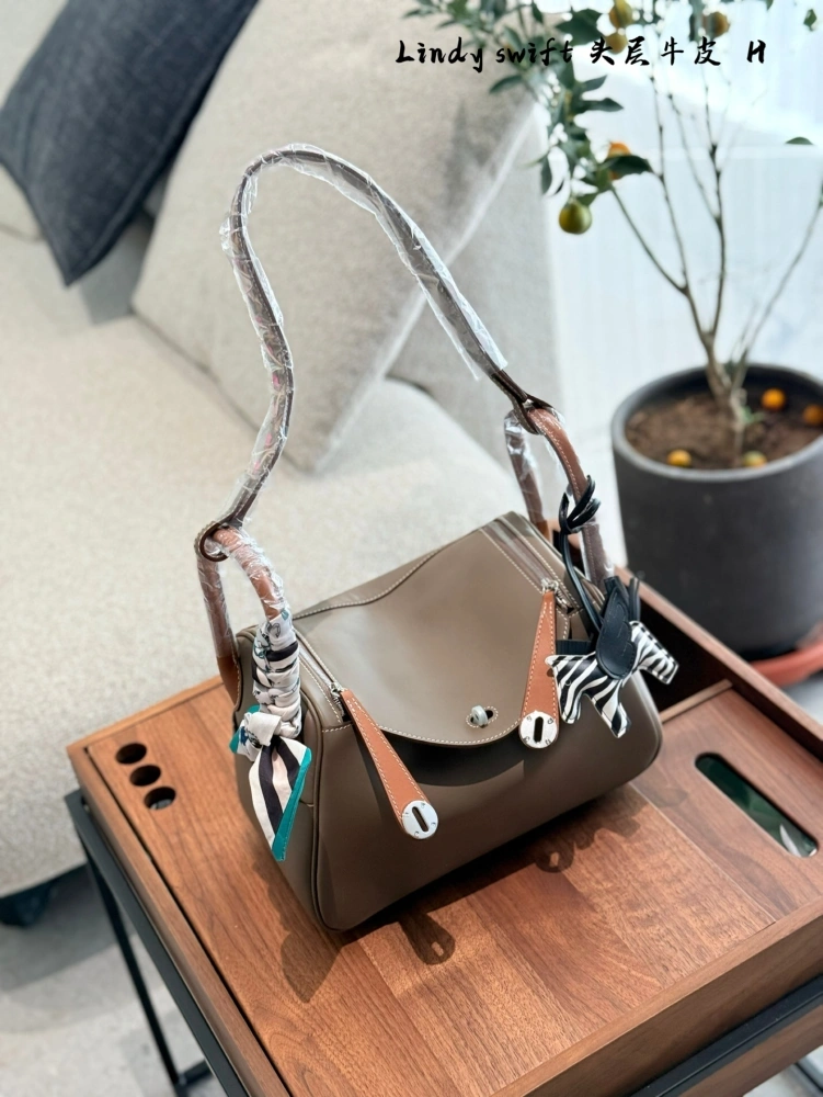 Hermes Lindy26 has many colors in stock! Since its launch, Lindy has established itself as a classic of modern H! It was once hailed as the most elegant bag of the H family, almost owned by celebrity fashionistas, and is also a bag that easily appear...