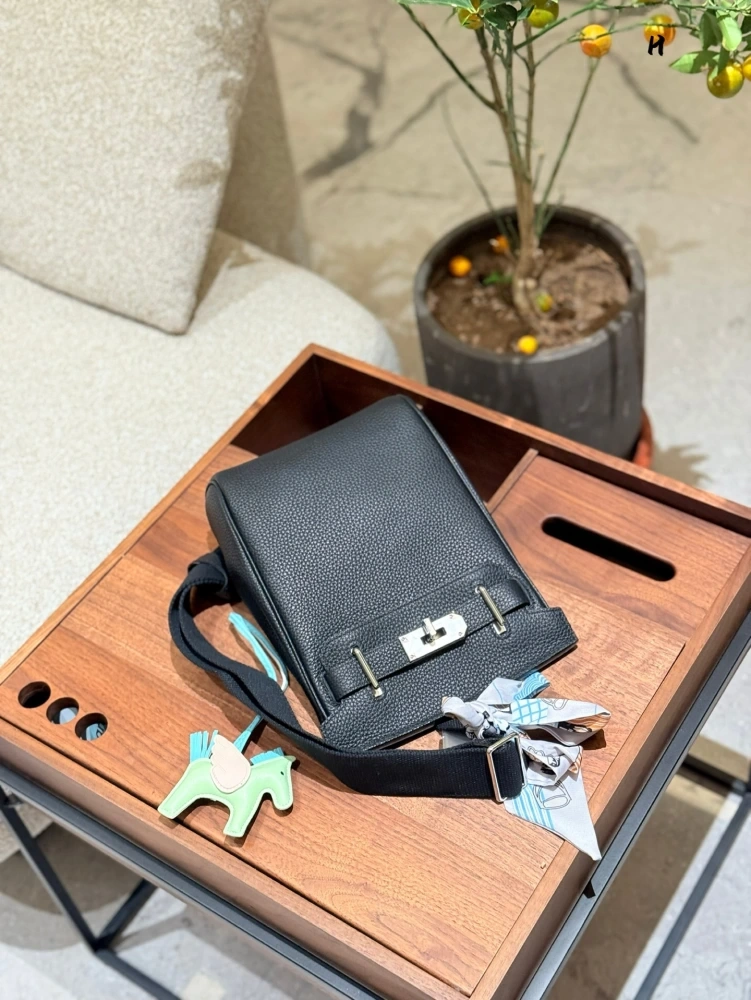 p335 Fashion item | Hermes bag I didn't know the fragrance of Hermes when I was young Hermes chest bag I really like it more and more now They are all bags suitable for going out on the street Easy to match all year round I feel that men's backs are ...