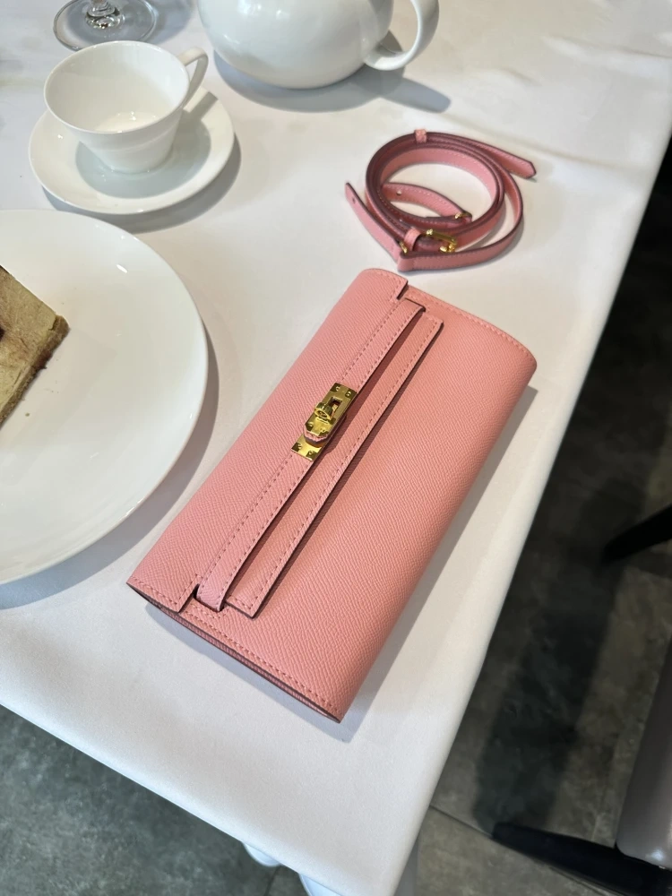 P235 Cowhide Full Package Upgraded Edition Hermes Kelly Wallet DIY Same Leather Belt Hermes Kelly wallet. The matching contract belt instantly transforms into a small bag V, which is super cute and beautiful. The wallet can hold a large phone. You ca...