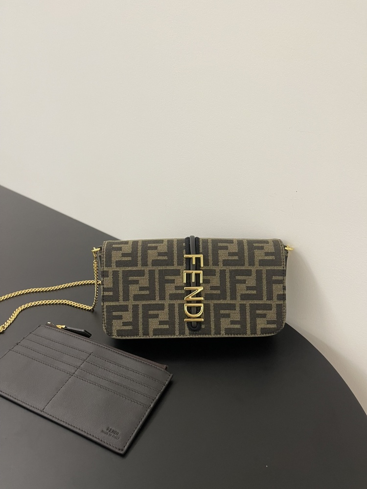 The Fendi classic FF monogram vertical logo chain bag (with coin purse and card holder set) is a combination of the brand's iconic retro shoulder bag and WOC (wallet-in-one) design.