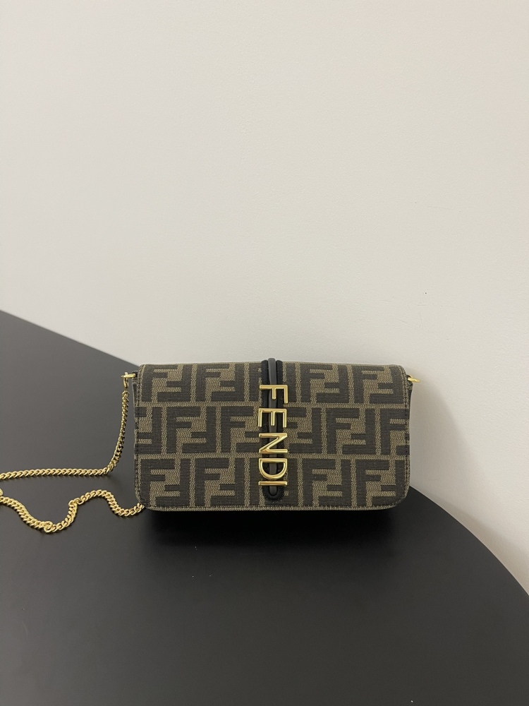 The Fendi classic FF monogram vertical logo chain bag (with coin purse and card holder set) is a combination of the brand's iconic retro shoulder bag and WOC (wallet-in-one) design.