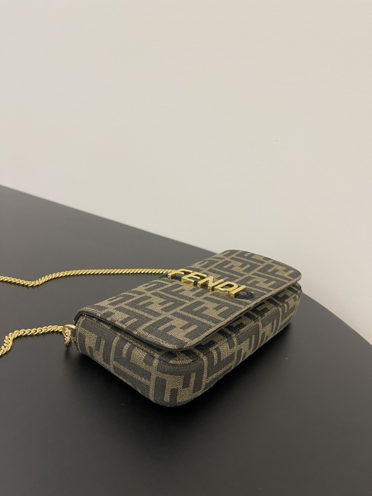 The Fendi classic FF monogram vertical logo chain bag (with coin purse and card holder set) is a combination of the brand's iconic retro shoulder bag and WOC (wallet-in-one) design.