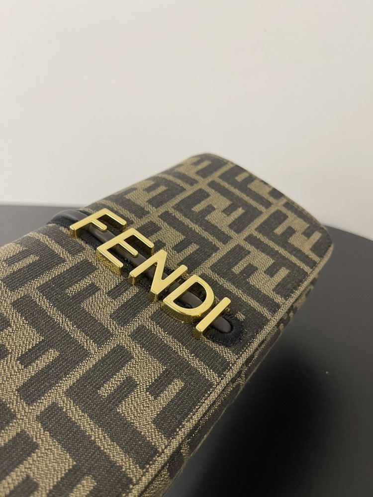 The Fendi classic FF monogram vertical logo chain bag (with coin purse and card holder set) is a combination of the brand's iconic retro shoulder bag and WOC (wallet-in-one) design.