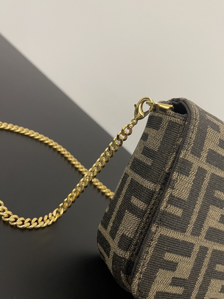 The Fendi classic FF monogram vertical logo chain bag (with coin purse and card holder set) is a combination of the brand's iconic retro shoulder bag and WOC (wallet-in-one) design.