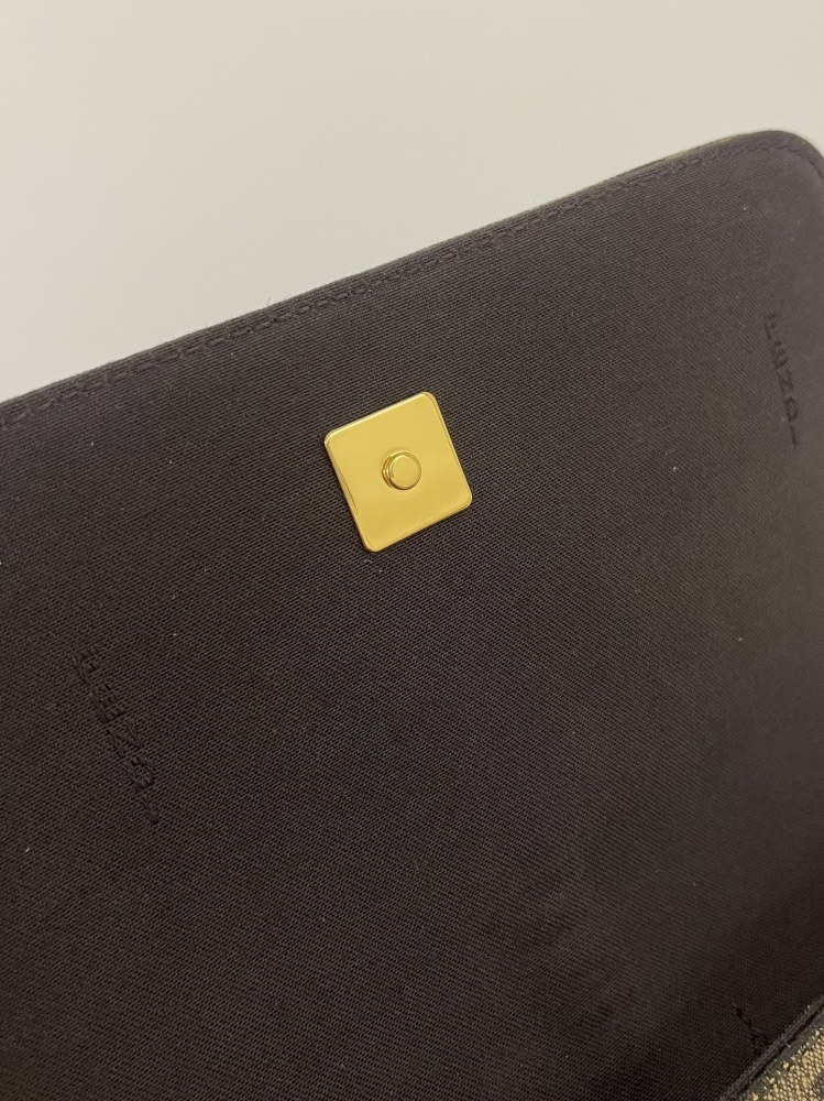 The Fendi classic FF monogram vertical logo chain bag (with coin purse and card holder set) is a combination of the brand's iconic retro shoulder bag and WOC (wallet-in-one) design.