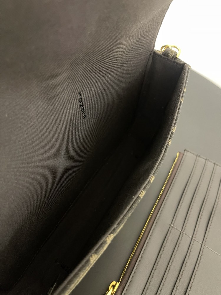 The Fendi classic FF monogram vertical logo chain bag (with coin purse and card holder set) is a combination of the brand's iconic retro shoulder bag and WOC (wallet-in-one) design.