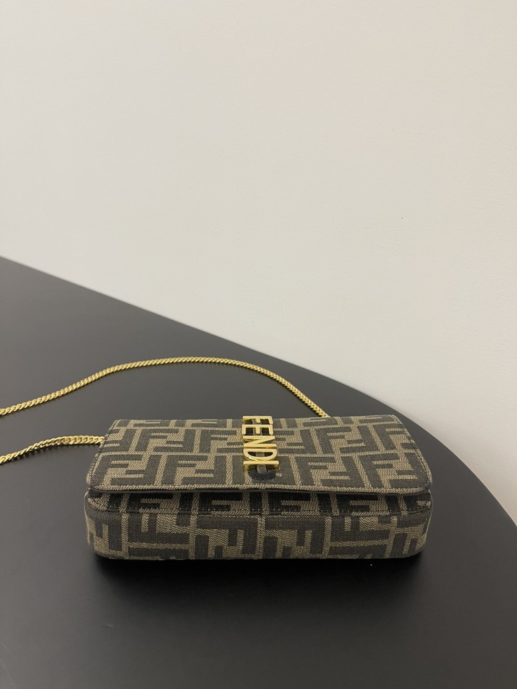 The Fendi classic FF monogram vertical logo chain bag (with coin purse and card holder set) is a combination of the brand's iconic retro shoulder bag and WOC (wallet-in-one) design.
