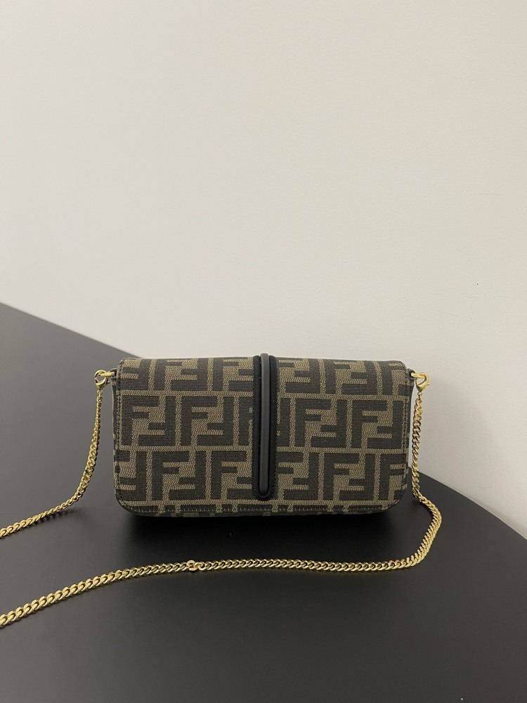 The Fendi classic FF monogram vertical logo chain bag (with coin purse and card holder set) is a combination of the brand's iconic retro shoulder bag and WOC (wallet-in-one) design.