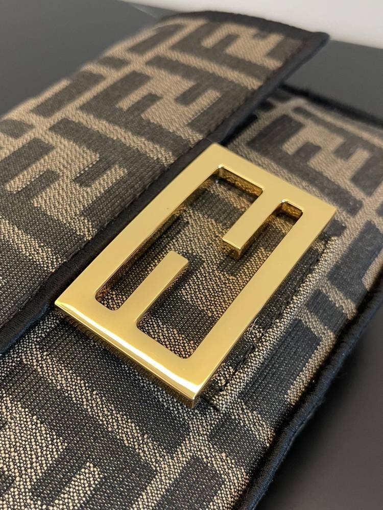 The Fendi classic Baguette bag (FF monogram mini version) is the brand's iconic retro underarm bag.