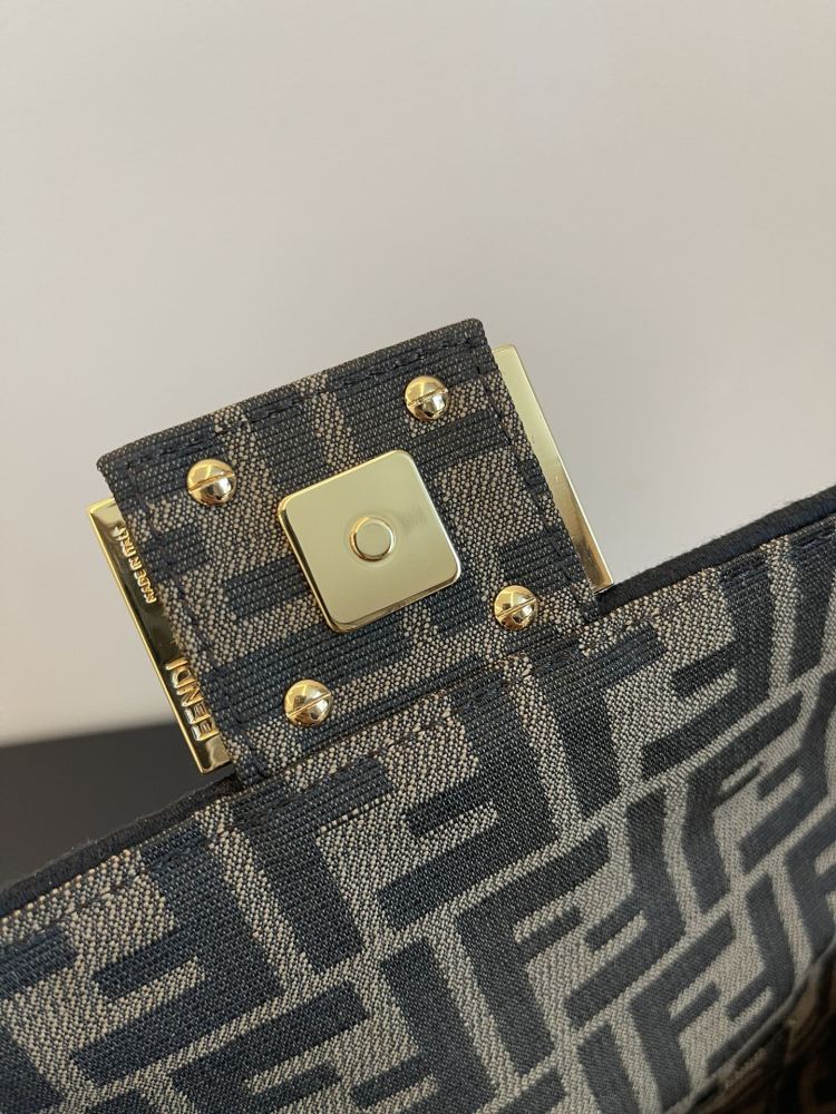 The Fendi classic Baguette bag (FF monogram mini version) is the brand's iconic retro underarm bag.