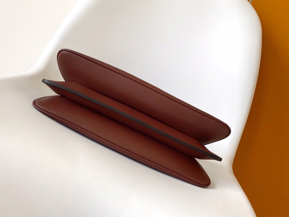 The Fendi Peekaboo medium-sized handbag (chocolate brown/dark brown) is an upgraded version of the brand's iconic "little monster" bag.