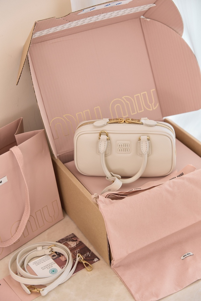 The Miu Miu Arcadie Small Leather Bowling Bag—often referred to as the "Mini Boston Bag" or "Pillow Bag"—is one of the brand's most popular styles in recent years, embodying a retro, sweet-girl aesthetic.