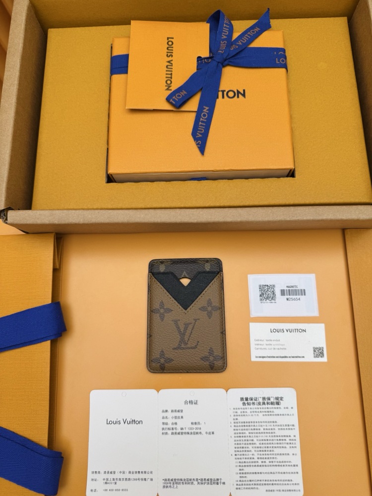 The Louis Vuitton LV M69161 / M25654 series V-panel Card Holder features a bi-color spliced ​​design, crafted from a combination of classic Monogram canvas and Monogram Eclipse canvas.
