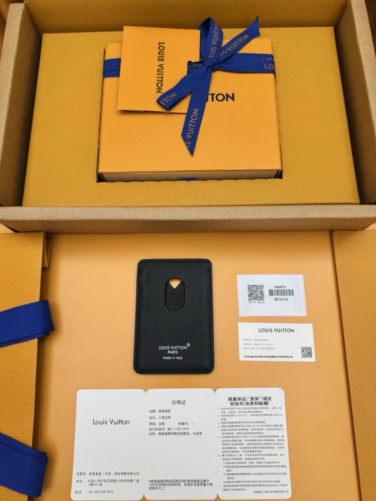 The Louis Vuitton LV M69161 / M25654 series V-panel Card Holder features a bi-color spliced ​​design, crafted from a combination of classic Monogram canvas and Monogram Eclipse canvas.