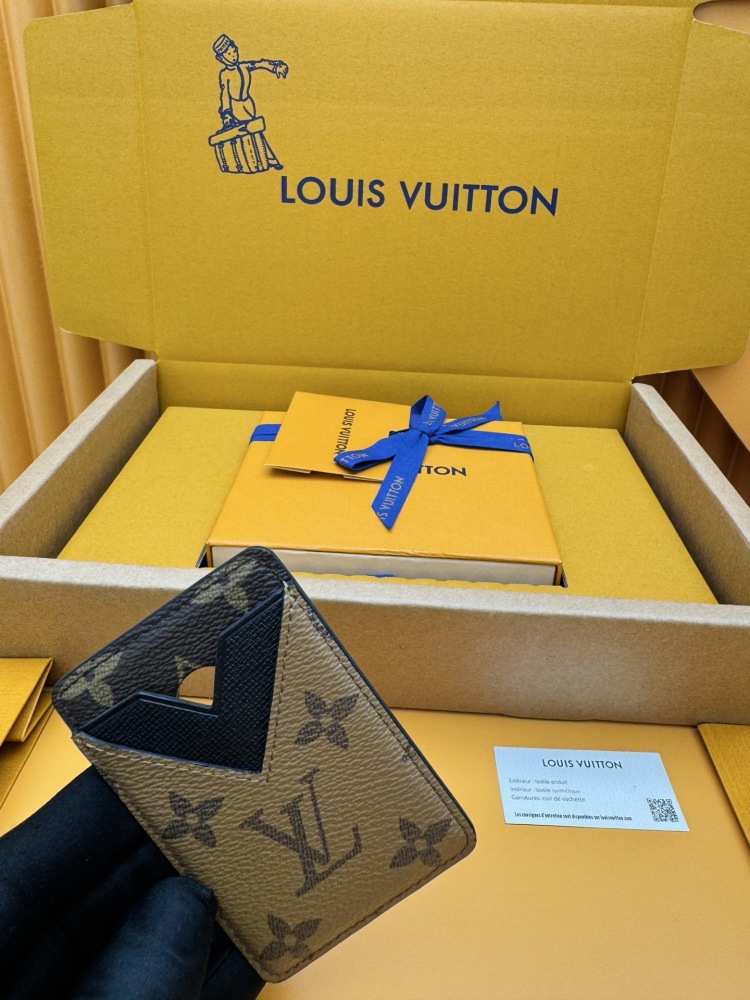 The Louis Vuitton LV M69161 / M25654 series V-panel Card Holder features a bi-color spliced ​​design, crafted from a combination of classic Monogram canvas and Monogram Eclipse canvas.