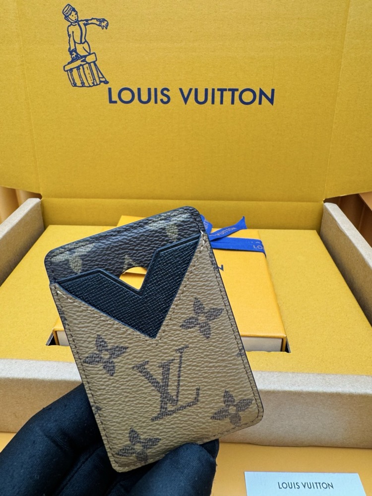 The Louis Vuitton LV M69161 / M25654 series V-panel Card Holder features a bi-color spliced ​​design, crafted from a combination of classic Monogram canvas and Monogram Eclipse canvas.