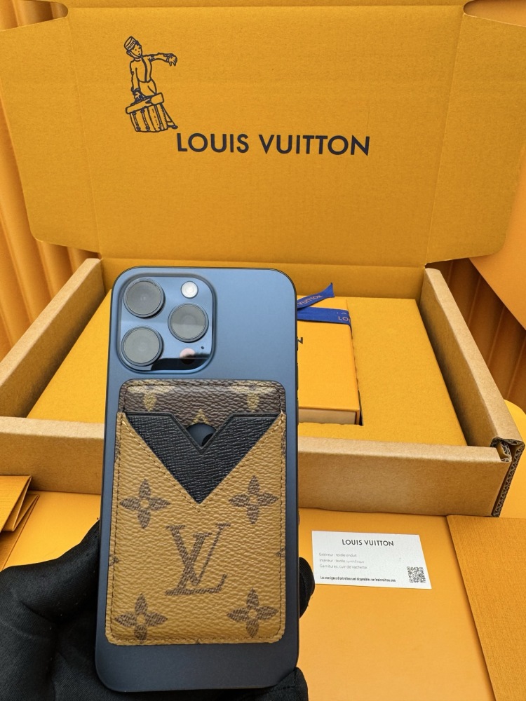 The Louis Vuitton LV M69161 / M25654 series V-panel Card Holder features a bi-color spliced ​​design, crafted from a combination of classic Monogram canvas and Monogram Eclipse canvas.
