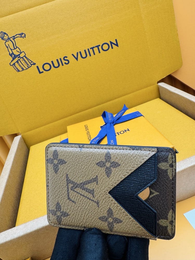 The Louis Vuitton LV M69161 / M25654 series V-panel Card Holder features a bi-color spliced ​​design, crafted from a combination of classic Monogram canvas and Monogram Eclipse canvas.