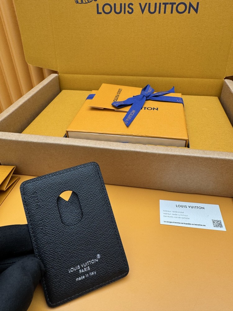 The Louis Vuitton LV M69161 / M25654 series V-panel Card Holder features a bi-color spliced ​​design, crafted from a combination of classic Monogram canvas and Monogram Eclipse canvas.