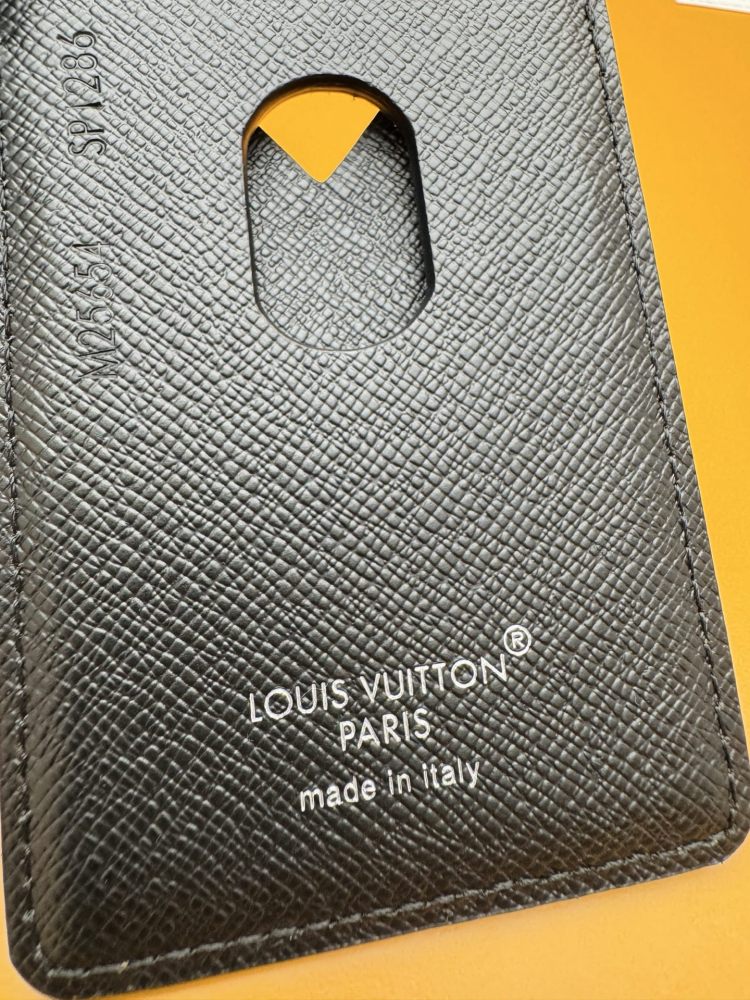 The Louis Vuitton LV M69161 / M25654 series V-panel Card Holder features a bi-color spliced ​​design, crafted from a combination of classic Monogram canvas and Monogram Eclipse canvas.