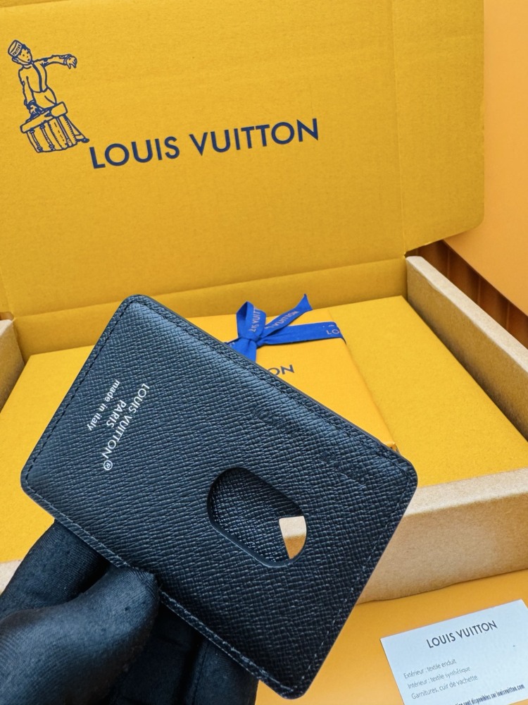 The Louis Vuitton LV M69161 / M25654 series V-panel Card Holder features a bi-color spliced ​​design, crafted from a combination of classic Monogram canvas and Monogram Eclipse canvas.