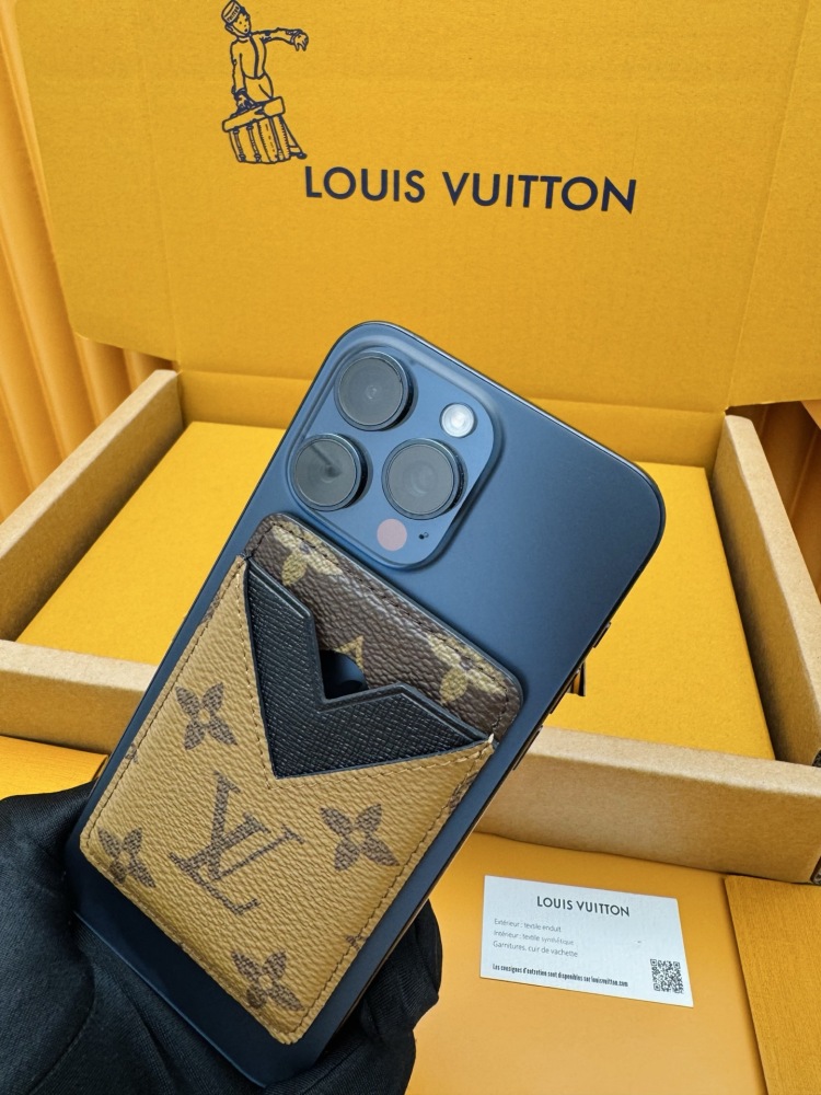 The Louis Vuitton LV M69161 / M25654 series V-panel Card Holder features a bi-color spliced ​​design, crafted from a combination of classic Monogram canvas and Monogram Eclipse canvas.