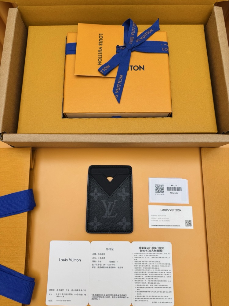 Louis Vuitton LV V-Panel Card Holder (Model M12602), featuring a spliced ​​design crafted from Monogram Eclipse black-and-grey canvas and black leather.
