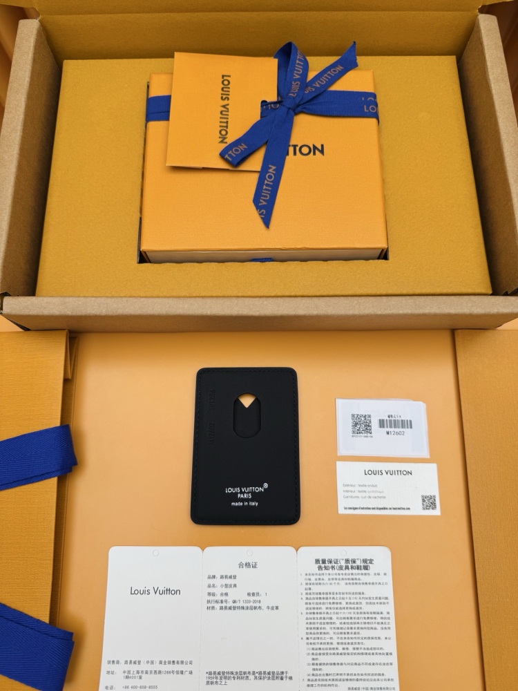 Louis Vuitton LV V-Panel Card Holder (Model M12602), featuring a spliced ​​design crafted from Monogram Eclipse black-and-grey canvas and black leather.