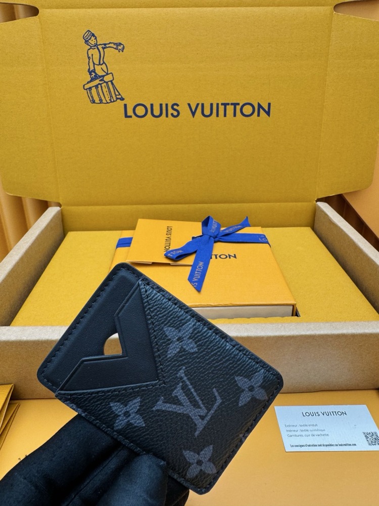 Louis Vuitton LV V-Panel Card Holder (Model M12602), featuring a spliced ​​design crafted from Monogram Eclipse black-and-grey canvas and black leather.