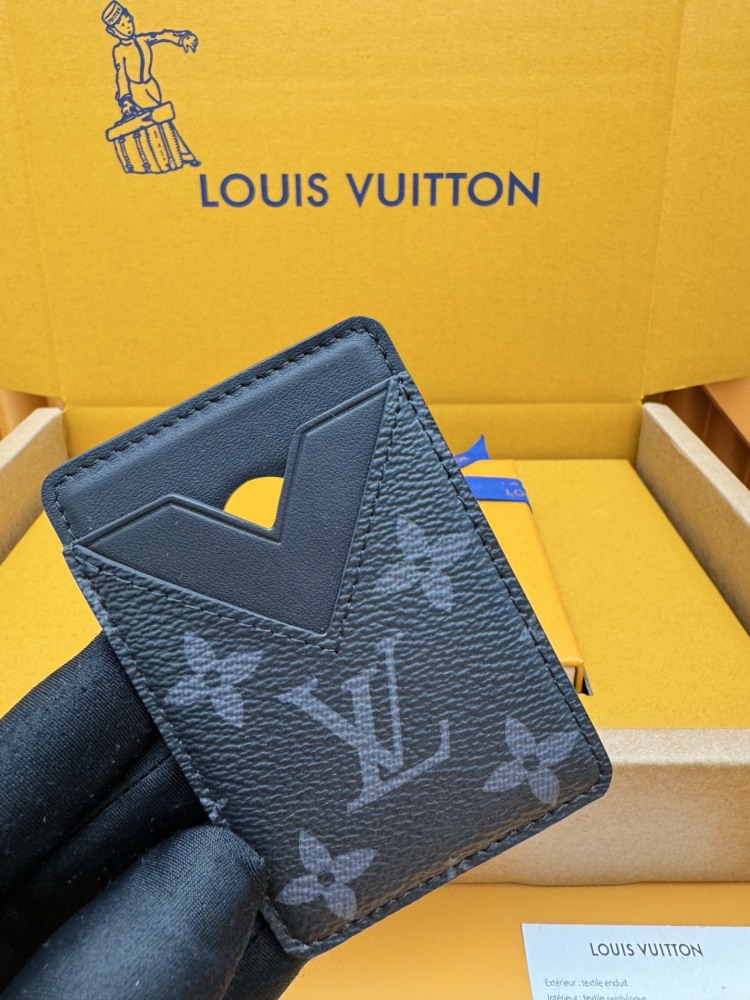 Louis Vuitton LV V-Panel Card Holder (Model M12602), featuring a spliced ​​design crafted from Monogram Eclipse black-and-grey canvas and black leather.