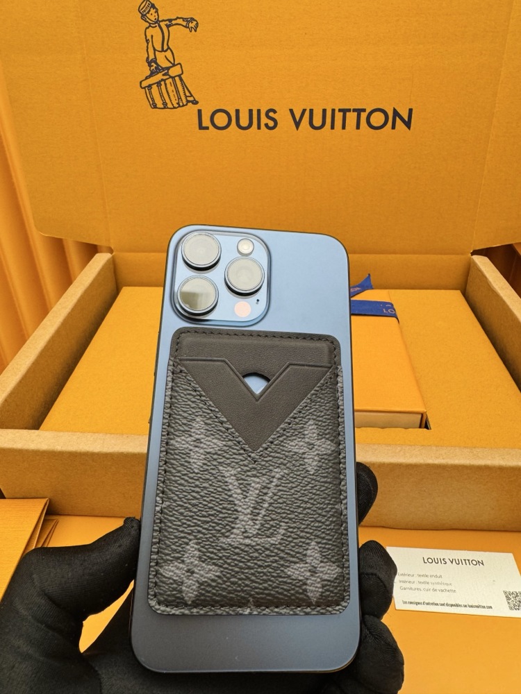 Louis Vuitton LV V-Panel Card Holder (Model M12602), featuring a spliced ​​design crafted from Monogram Eclipse black-and-grey canvas and black leather.
