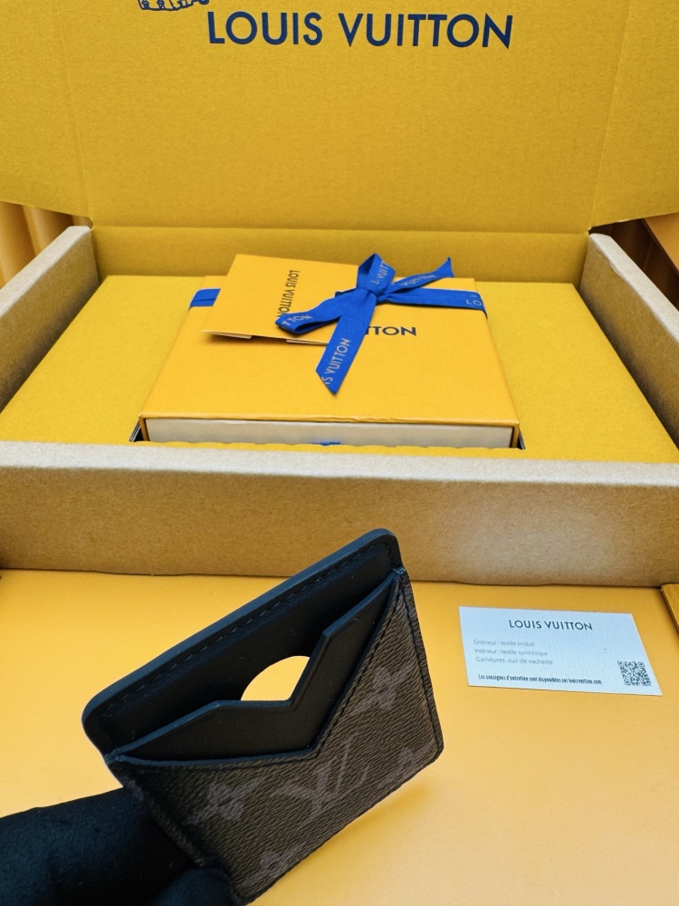 Louis Vuitton LV V-Panel Card Holder (Model M12602), featuring a spliced ​​design crafted from Monogram Eclipse black-and-grey canvas and black leather.