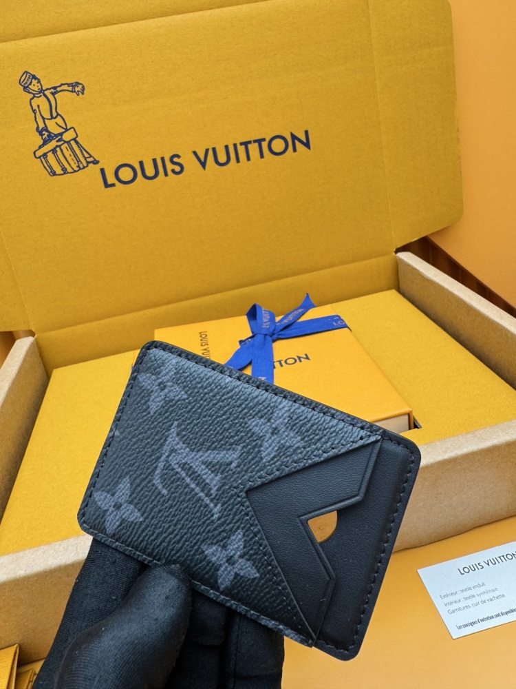 Louis Vuitton LV V-Panel Card Holder (Model M12602), featuring a spliced ​​design crafted from Monogram Eclipse black-and-grey canvas and black leather.
