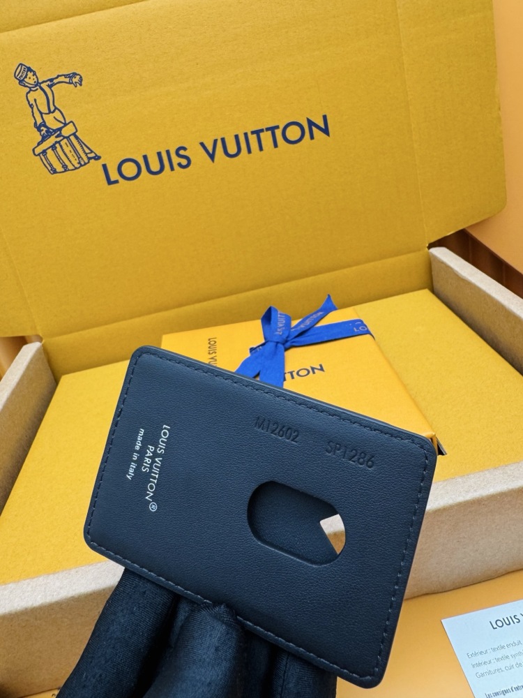 Louis Vuitton LV V-Panel Card Holder (Model M12602), featuring a spliced ​​design crafted from Monogram Eclipse black-and-grey canvas and black leather.